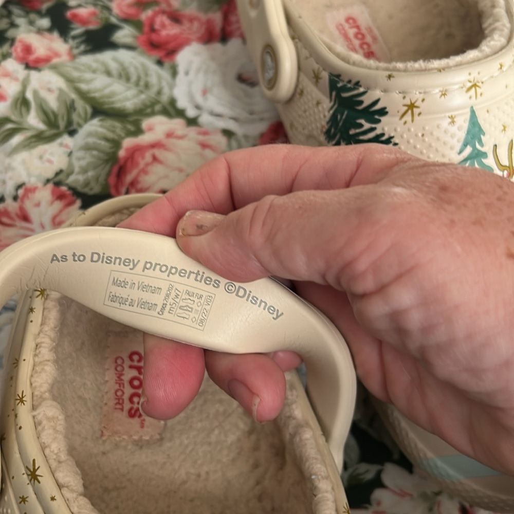 Disney Christmas crocs purchased from Disney parks men’s 6 women’s 7 fur lined - Picture 4 of 4